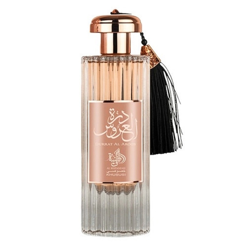 Flakon perfum Durrat Al Aroos Al Wataniah 80ml na tle kwiatów i owoców