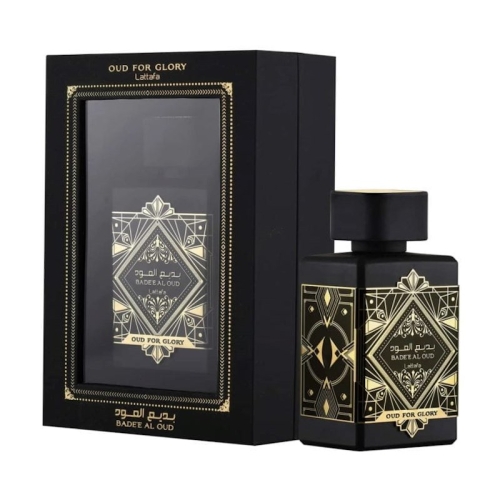 Perfumy unisex Badee Al Oud Lattafa 100 ml na eleganckim stole, otoczone dekoracyjnymi akcesoriami, podkreślające ich ek