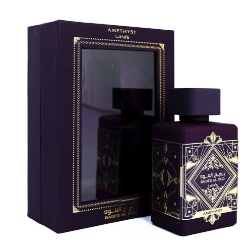 Perfumy unisex Badee Al Oud Amethyst Lattafa 100 ml na eleganckim stole, otoczone dekoracyjnymi akcesoriami, które podkr