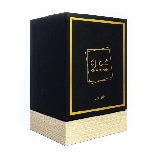 Perfumy unisex Khamrah 100 ml na eleganckim stole, otoczone luksusowymi akcesoriami, prezentujące ich ekskluzywny charakter